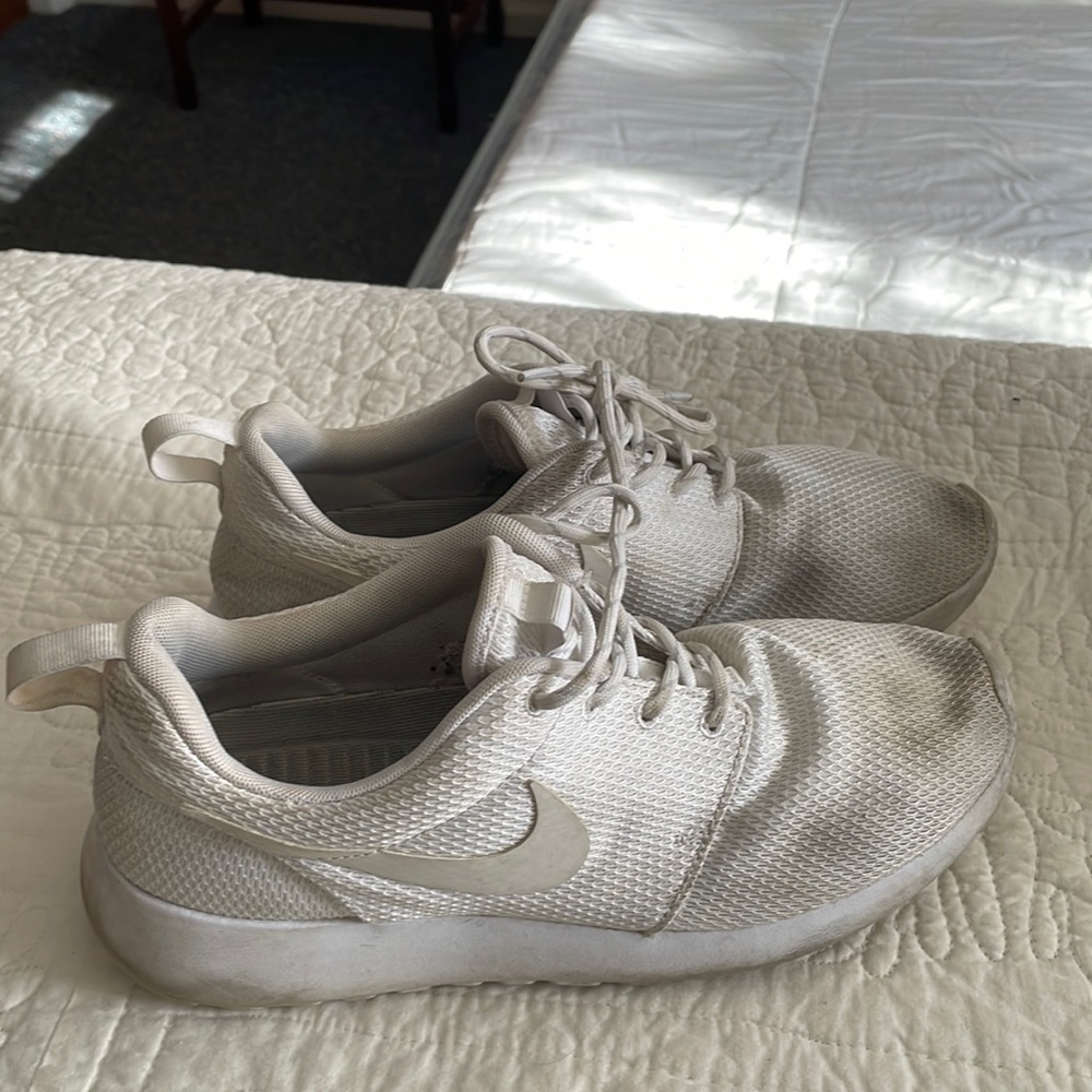 All white Nike rosche